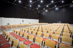 Sala konferencyjna powstała poprzez wydzielenie mniejszej przestrzeni z Sali Wielofunkcyjnej za pomocą ścianek mobilnych. 
