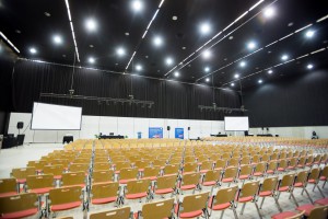 Sala konferencyjna powstała poprzez wydzielenie mniejszej przestrzeni z Sali Wielofunkcyjnej za pomocą ścianek mobilnych. 